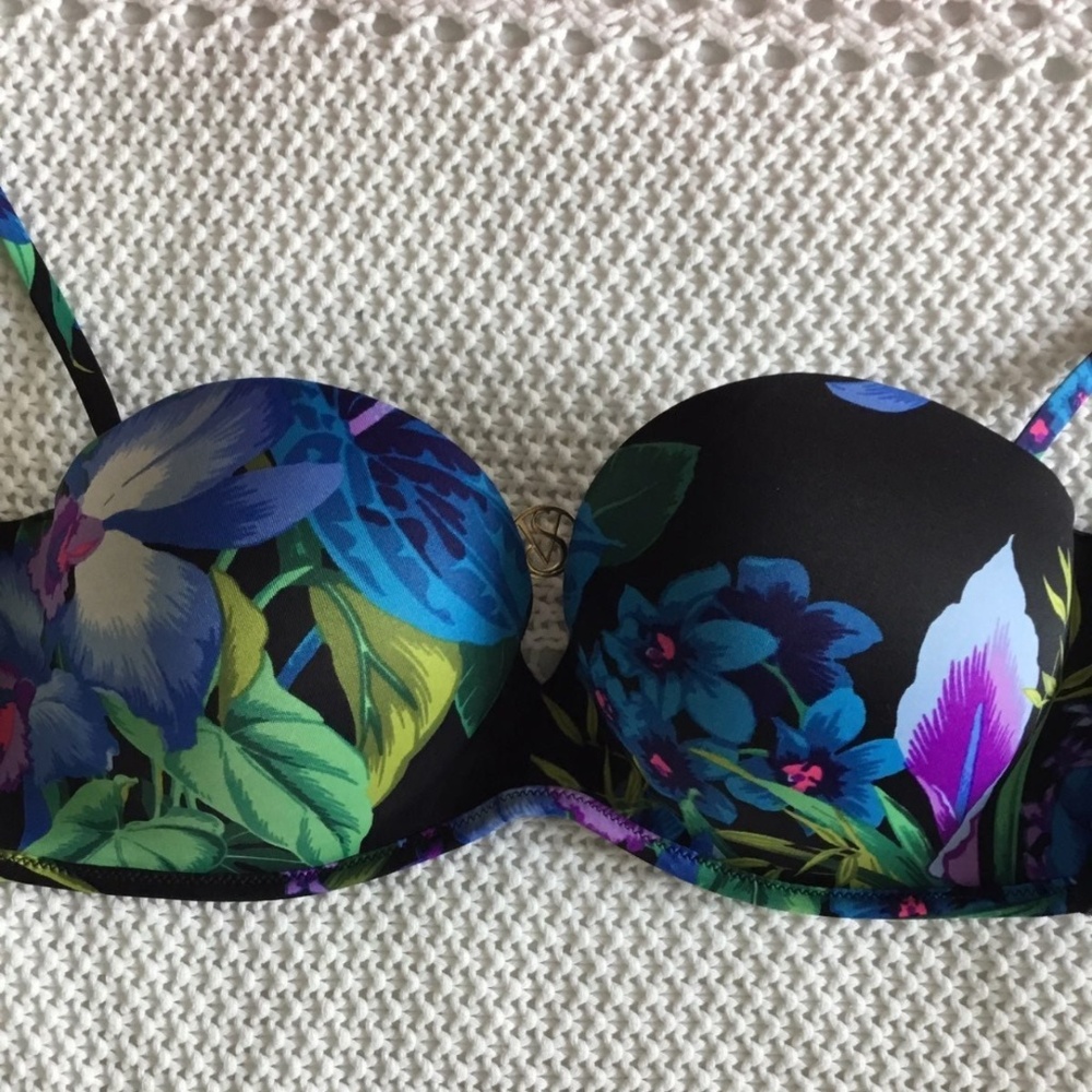 NWOT 36C. it's a rare discontinued Victoria's Secret bombshell top